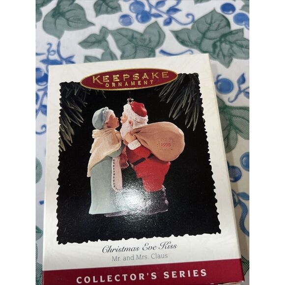 Hallmark Keepsake Christmas Ornament "Christmas Eve Kiss" 1995 With Box - Picture 1 of 7
